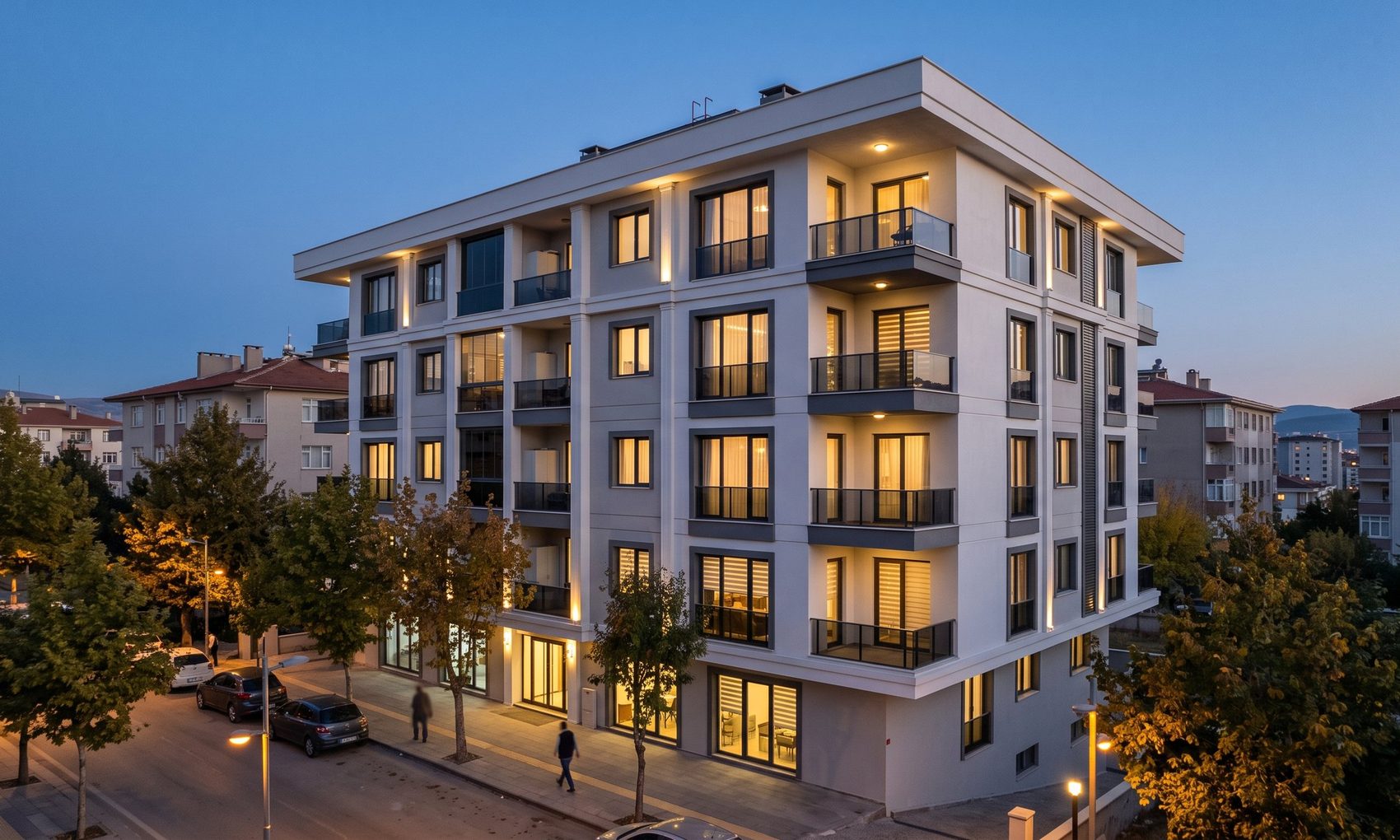 Akşam saatinde pencereleri aydınlık çağdaş konut apartmanı