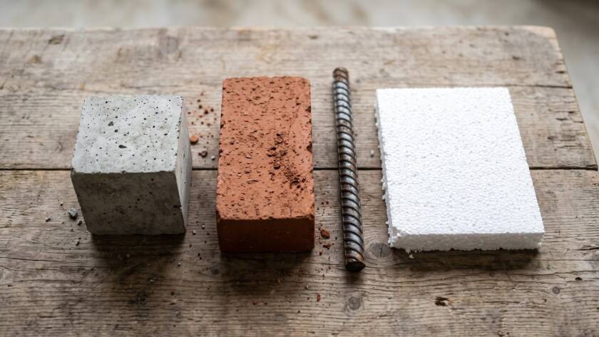 Masa üzerinde beton numune, tuğla, inşaat demiri ve yalıtım levhası